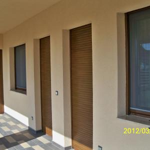 Felsőtokos alumínium redőny, tok a falban